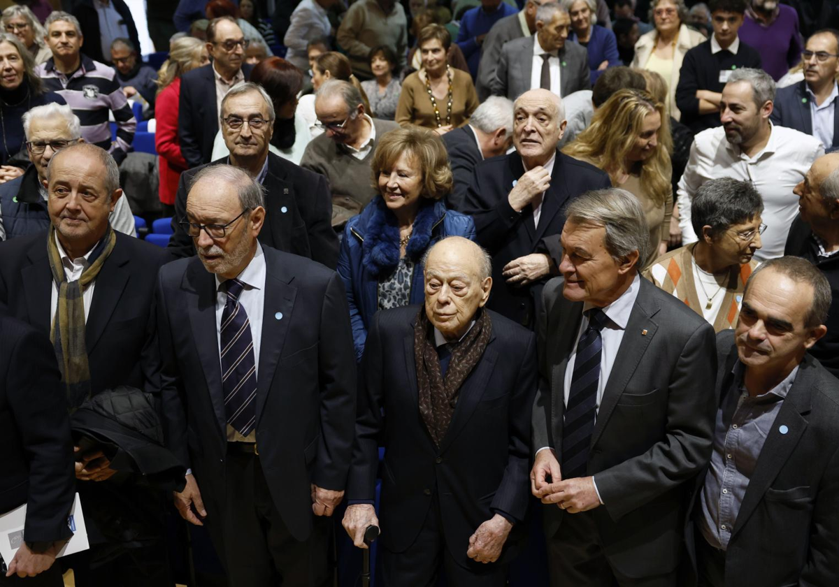 Jordi Pujol, hoy, rodeado de los asistentes al acto de homenaje con Artur Mas y Felip Puig, a su lado, entre otros