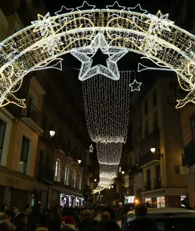 Imagen secundaria 2 - Miles de personas han abarrotado la céntrica plaza de Zocodover para contemplar el encendido. La Escuela Municipal Diego Ortiz ha amenizado la velada con los típicos villancicos navideños