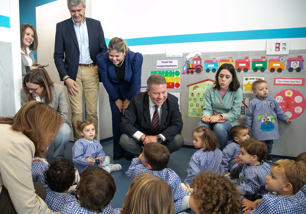 Un momento de la visita de las autoridades a la nueva escuela infantil