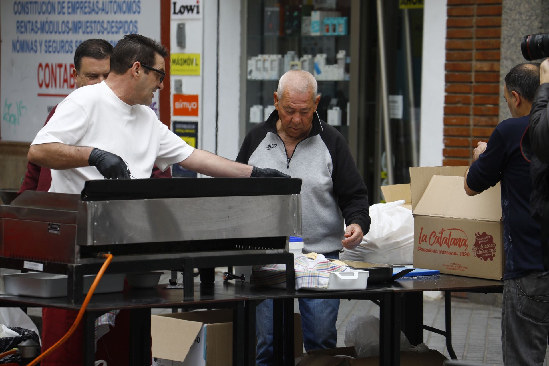 El pequeño comercio sale a la calle en el Santa Rosa Day, en imágenes