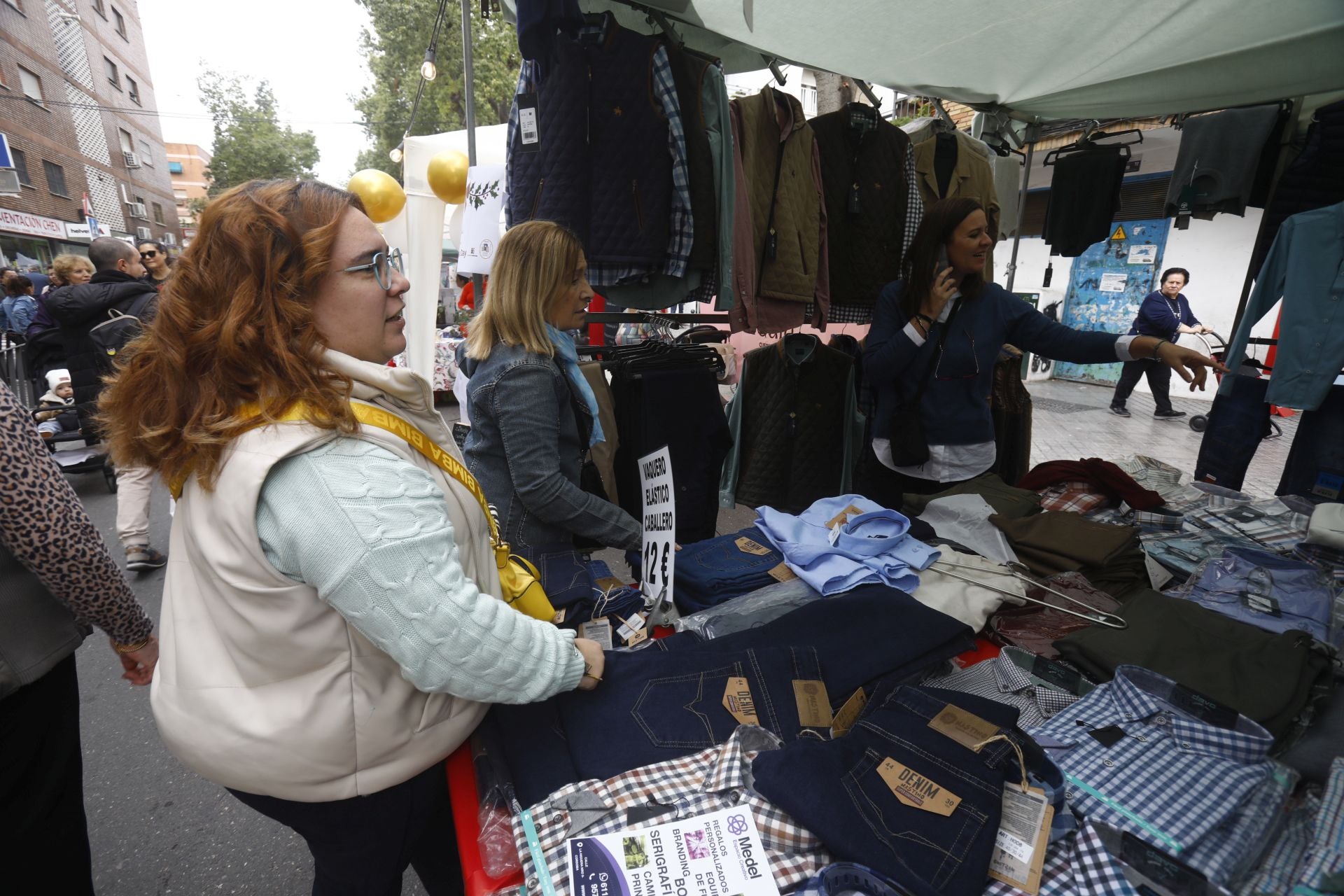 El pequeño comercio sale a la calle en el Santa Rosa Day, en imágenes