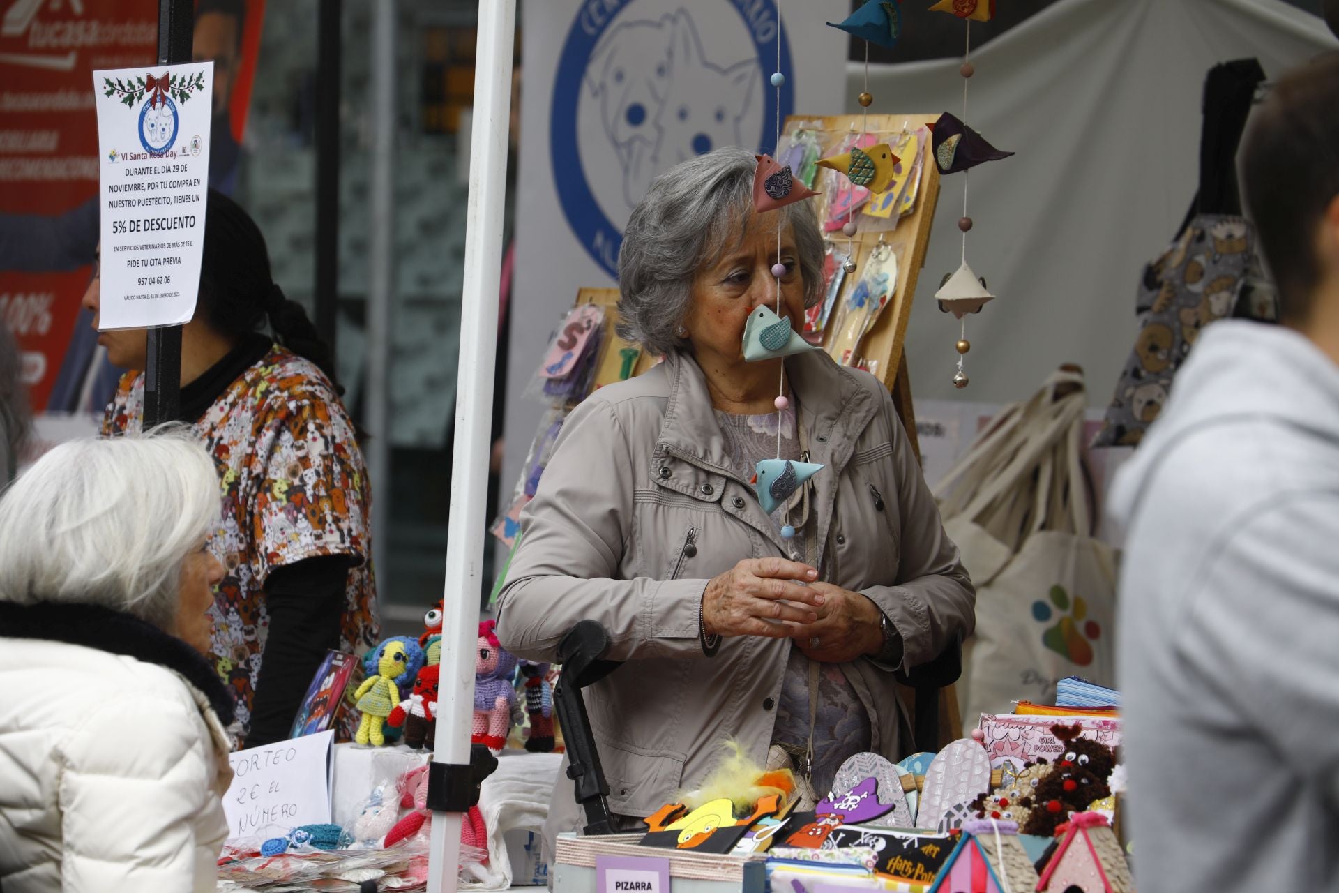 El pequeño comercio sale a la calle en el Santa Rosa Day, en imágenes