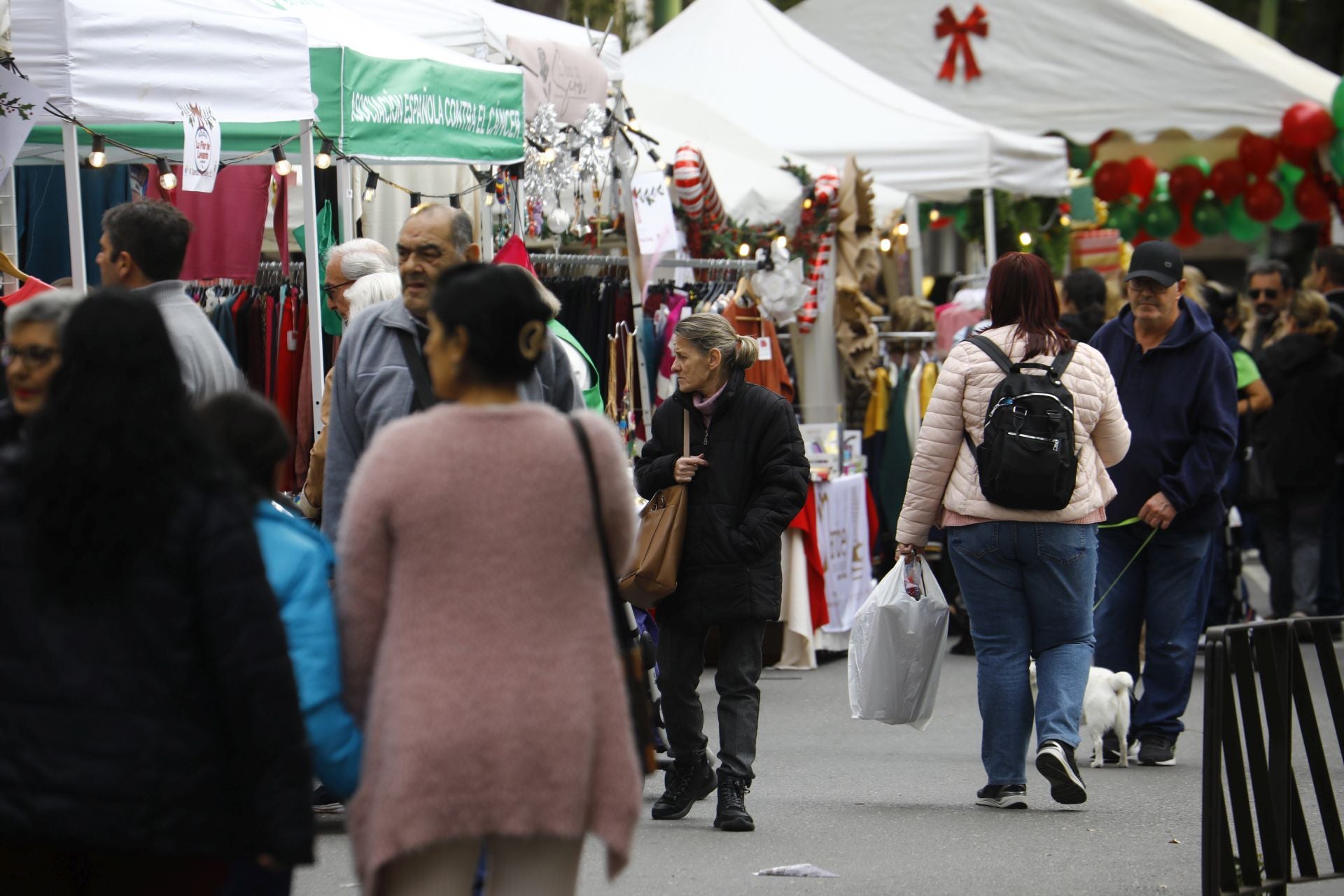 El pequeño comercio sale a la calle en el Santa Rosa Day, en imágenes