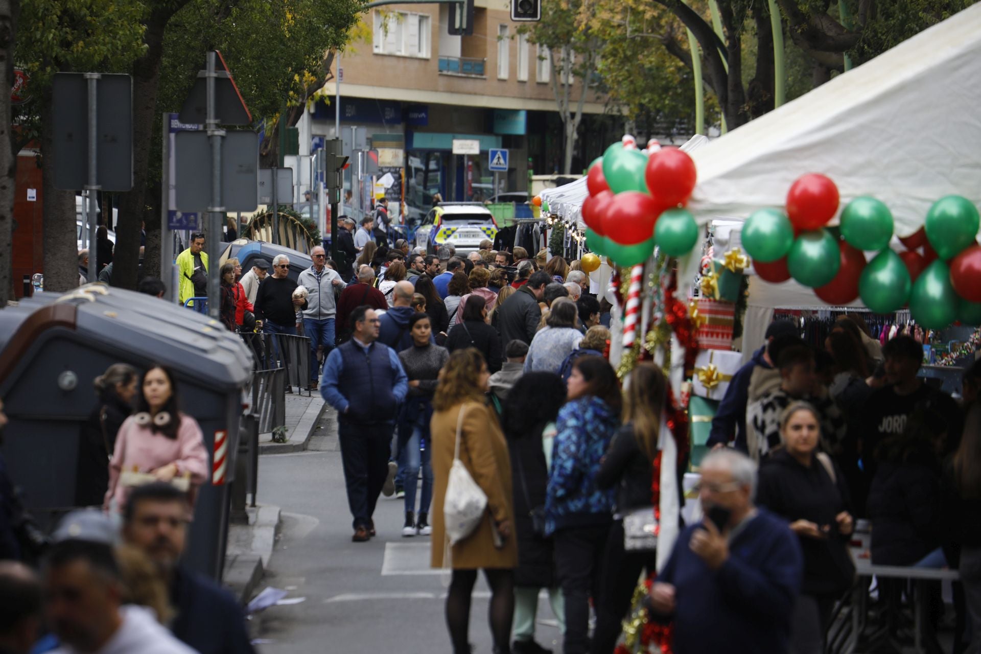 El pequeño comercio sale a la calle en el Santa Rosa Day, en imágenes