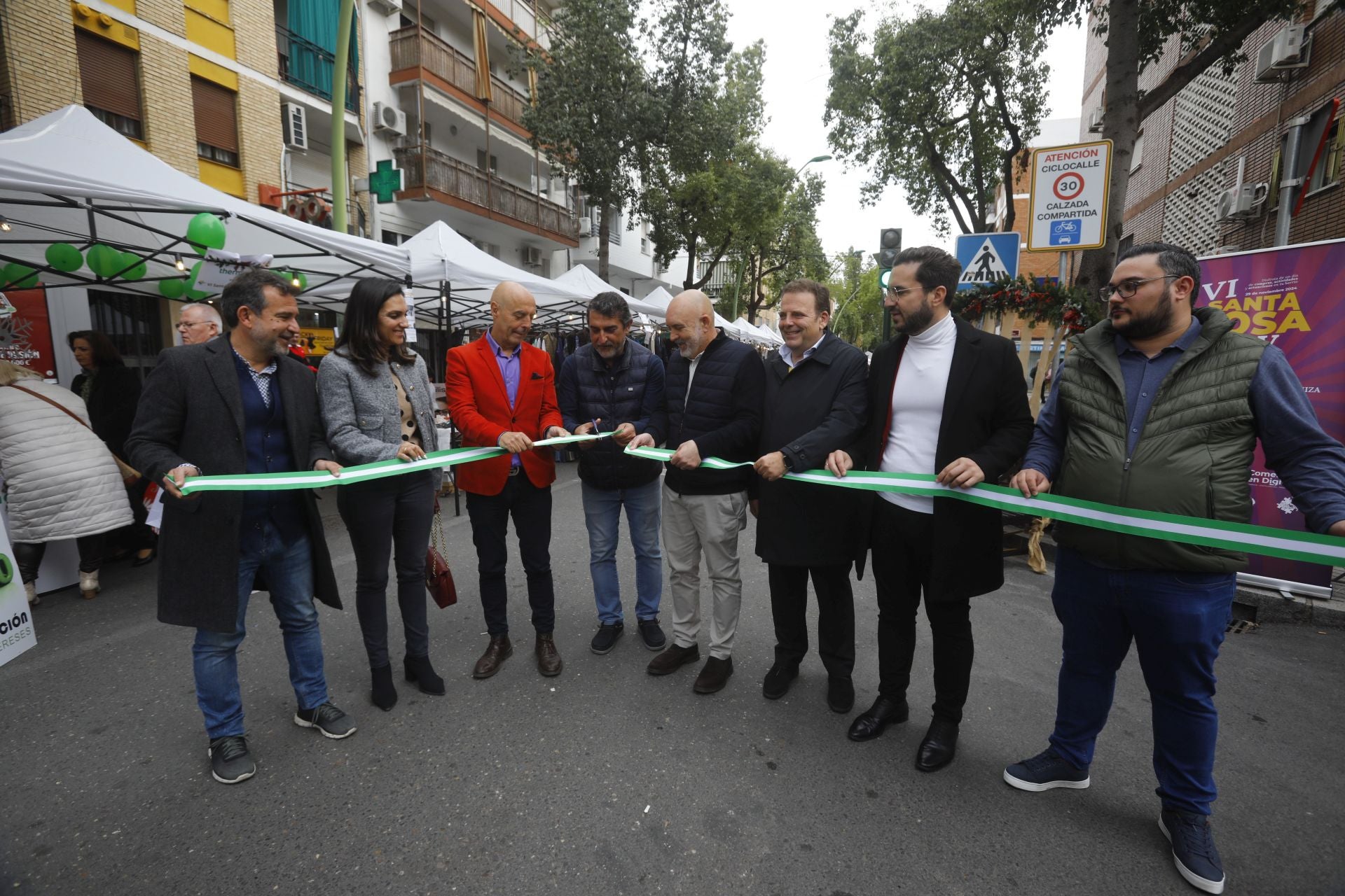 El pequeño comercio sale a la calle en el Santa Rosa Day, en imágenes