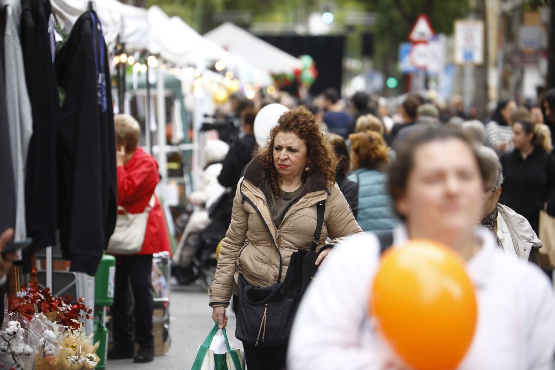 El pequeño comercio sale a la calle en el Santa Rosa Day, en imágenes