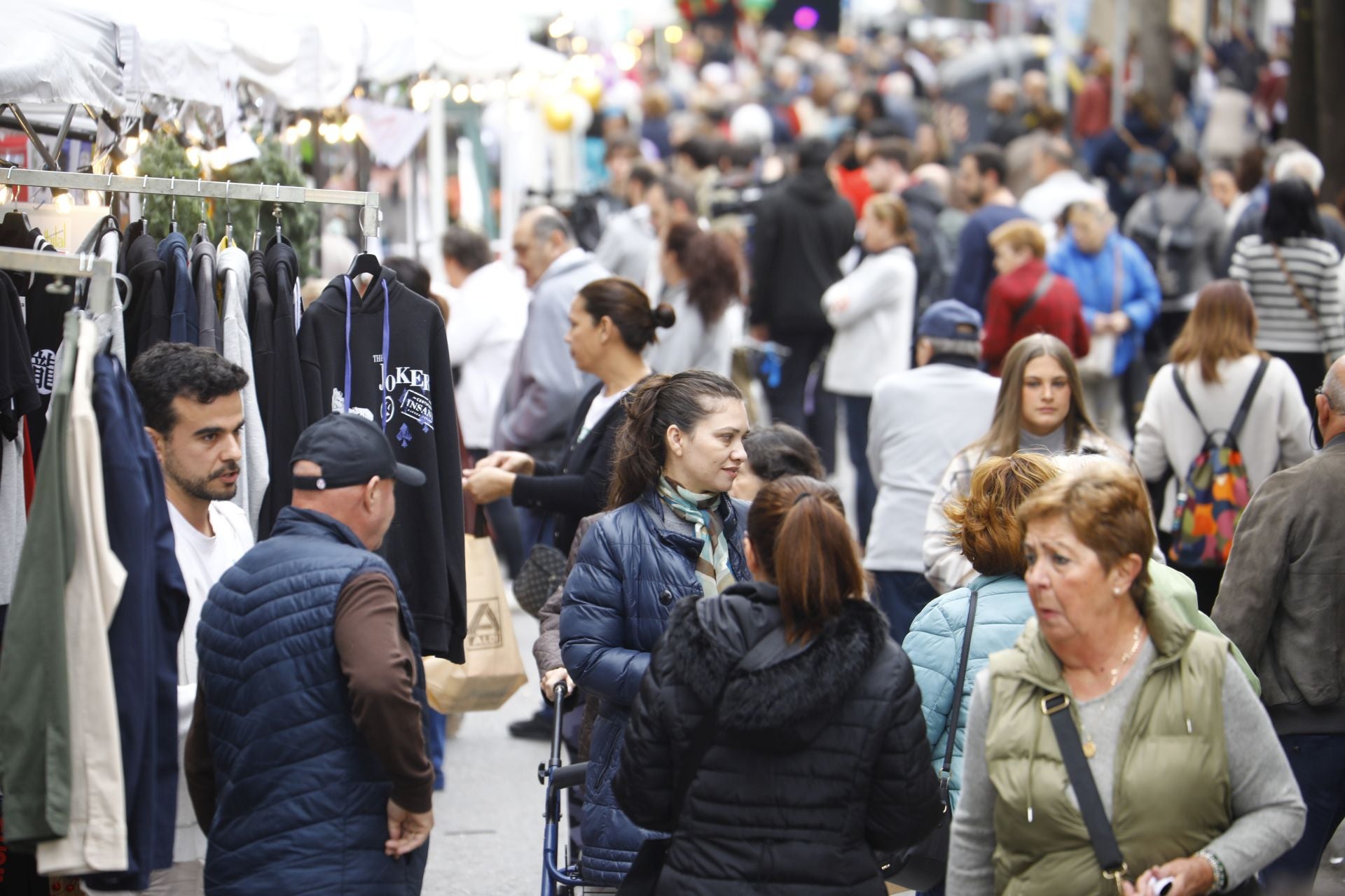 El pequeño comercio sale a la calle en el Santa Rosa Day, en imágenes