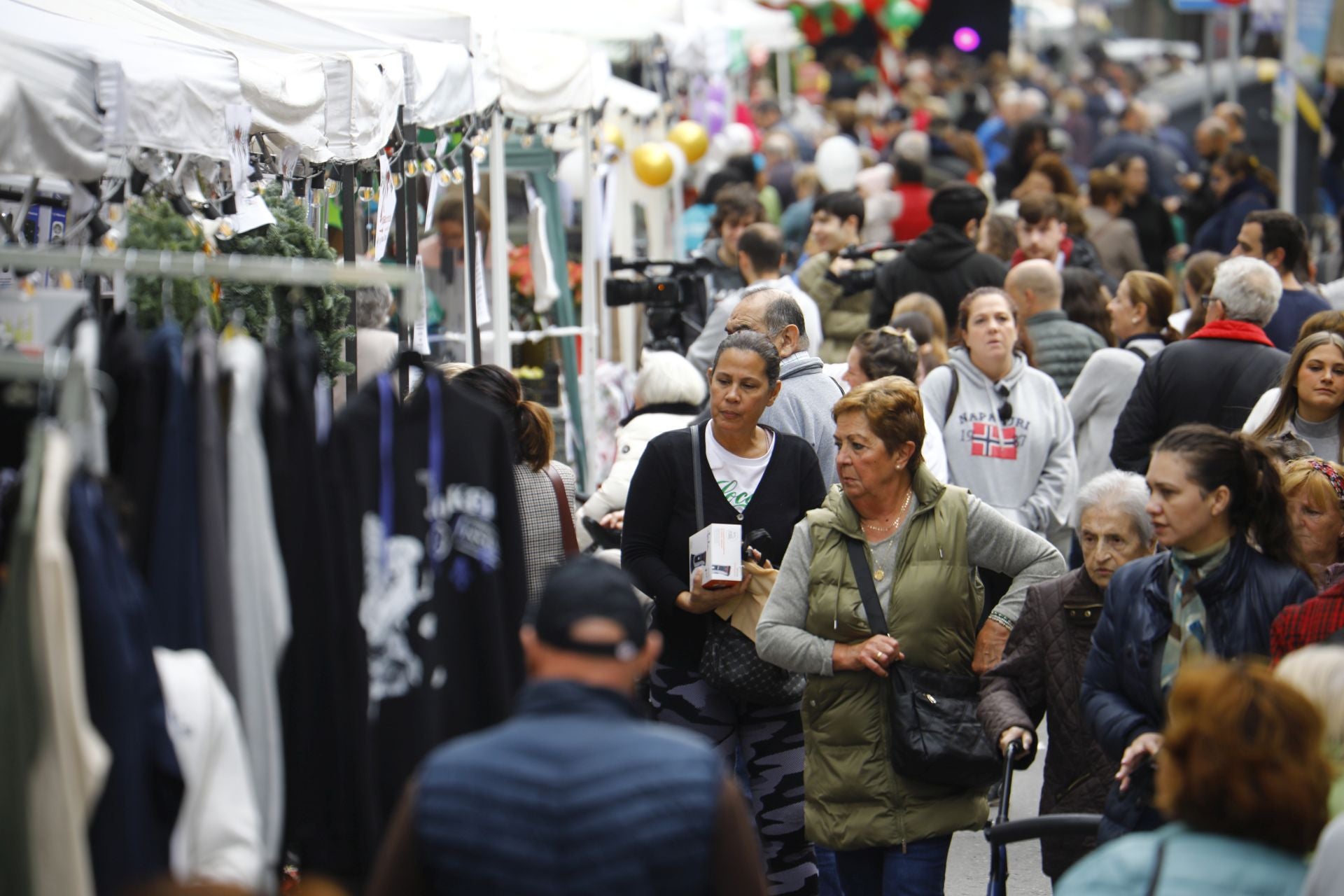 El pequeño comercio sale a la calle en el Santa Rosa Day, en imágenes