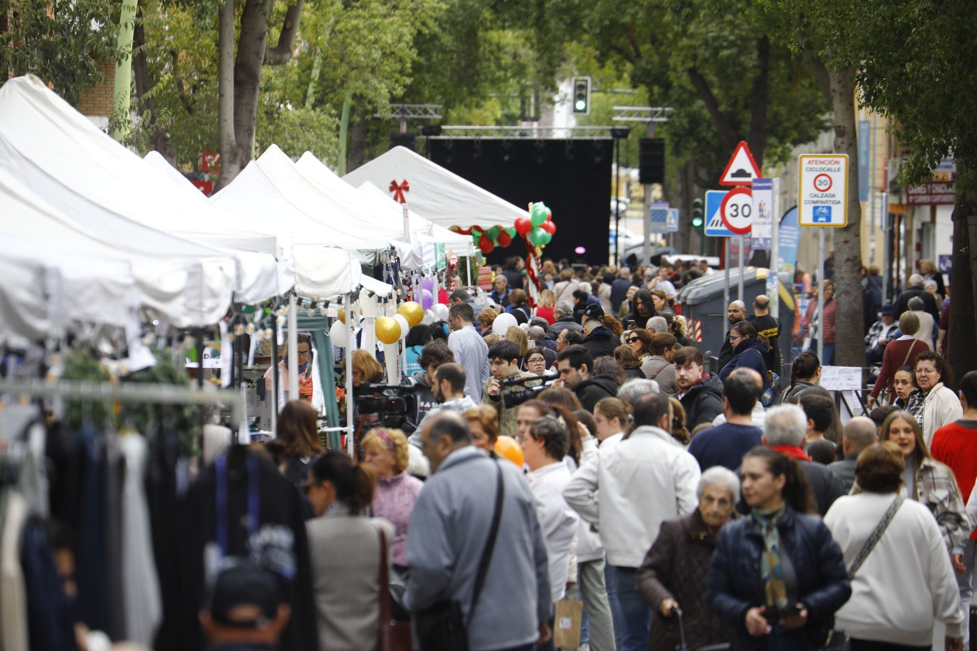 El pequeño comercio sale a la calle en el Santa Rosa Day, en imágenes