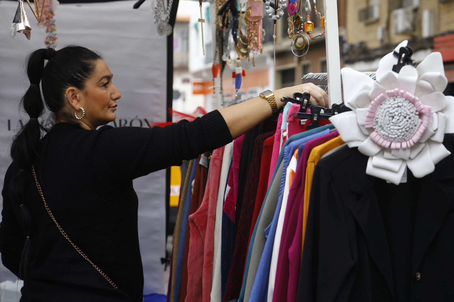 El pequeño comercio sale a la calle en el Santa Rosa Day, en imágenes