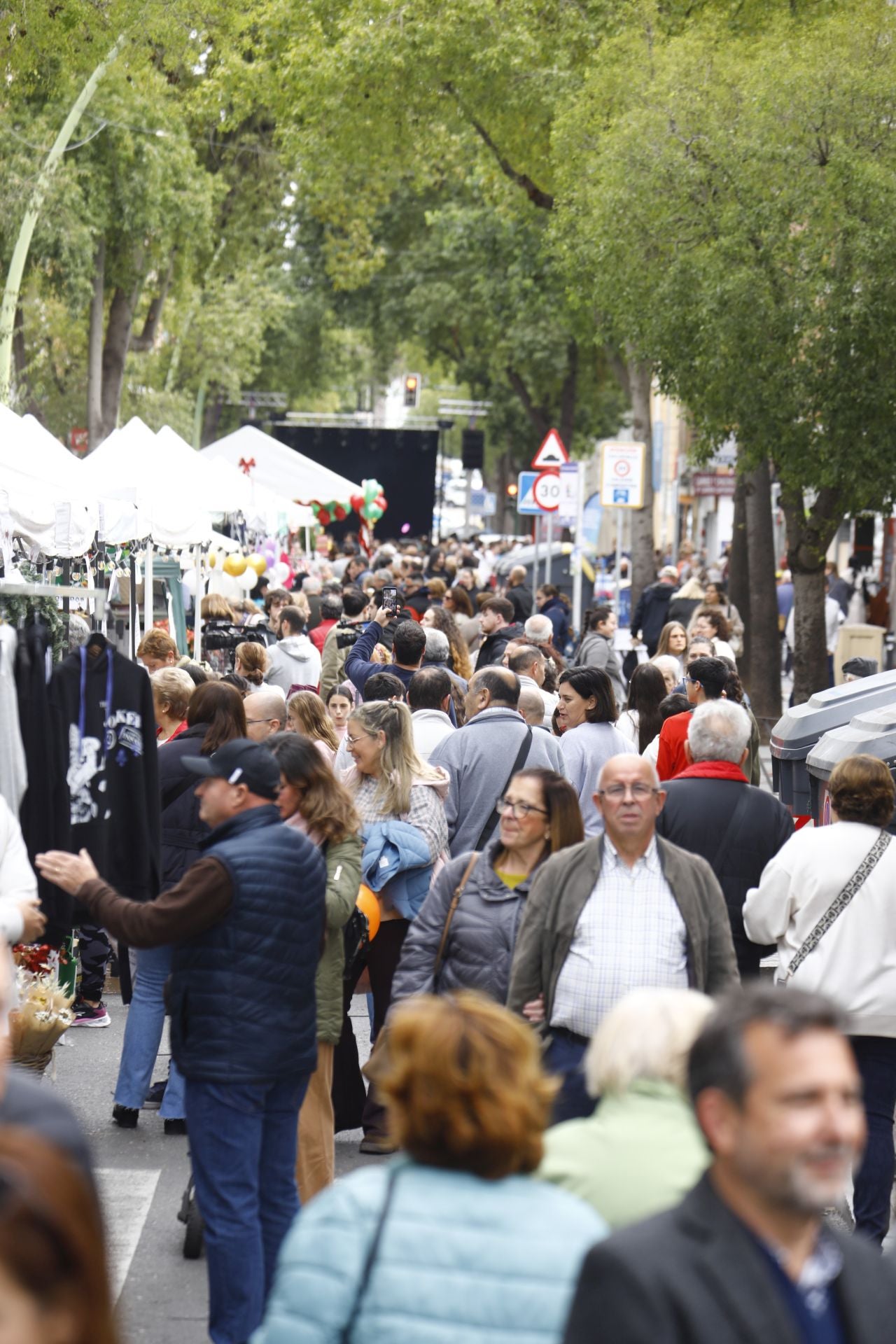 El pequeño comercio sale a la calle en el Santa Rosa Day, en imágenes