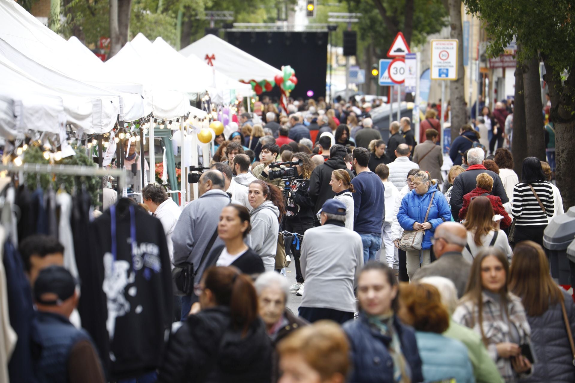 El pequeño comercio sale a la calle en el Santa Rosa Day, en imágenes