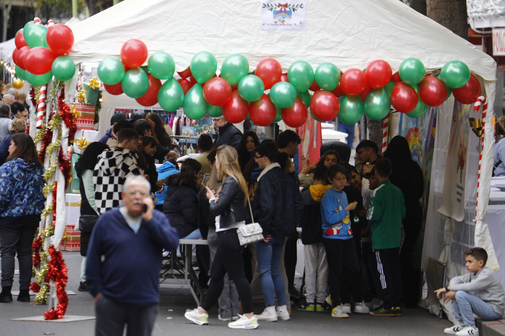 El pequeño comercio sale a la calle en el Santa Rosa Day, en imágenes