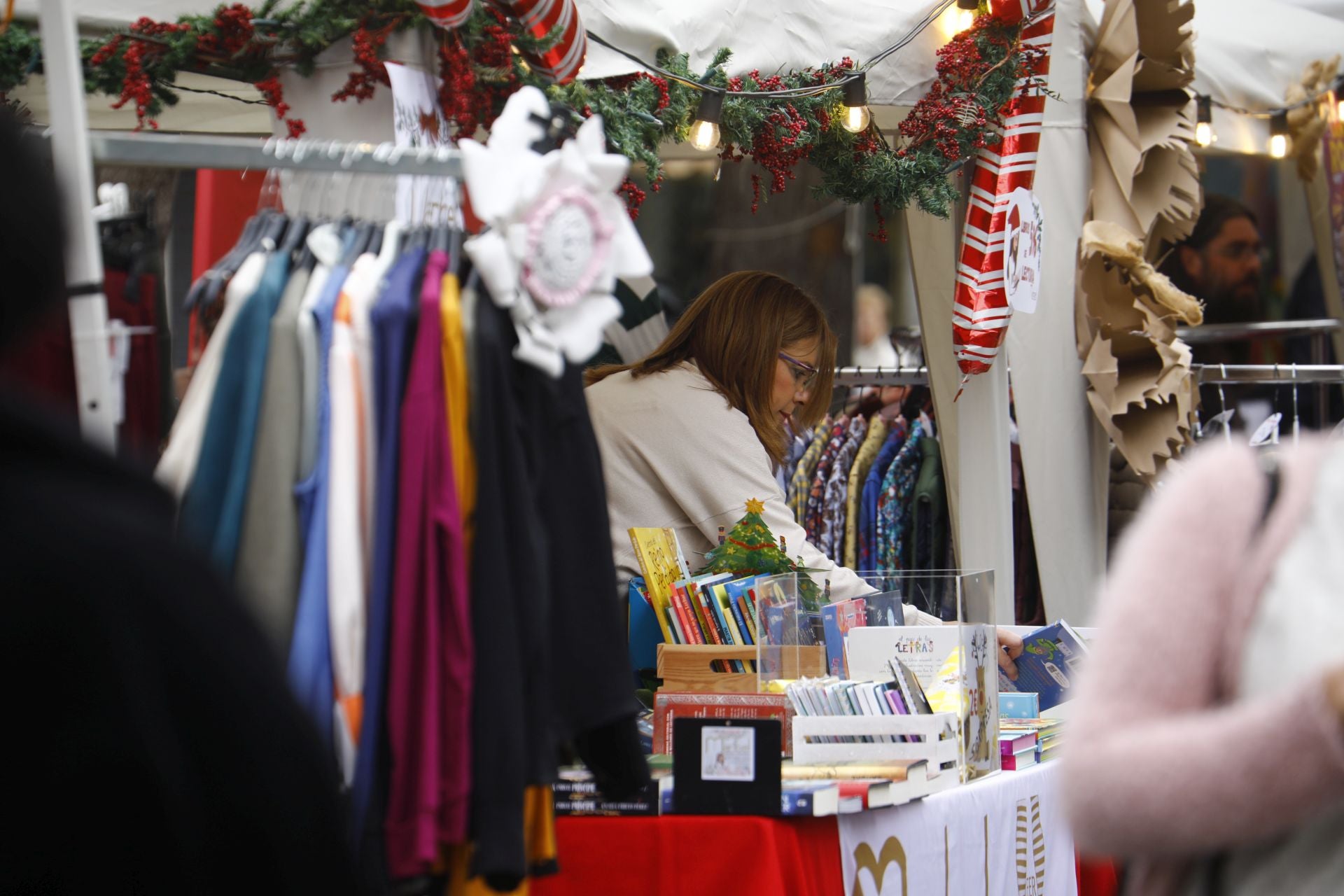 El pequeño comercio sale a la calle en el Santa Rosa Day, en imágenes