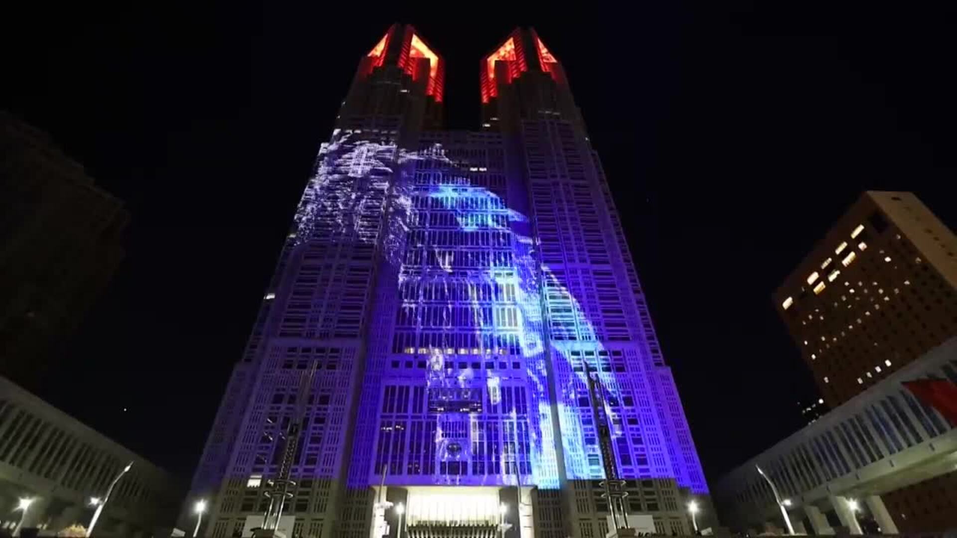 Una proyección de Godzilla ilumina el edificio del Gobierno Metropolitano de Tokio