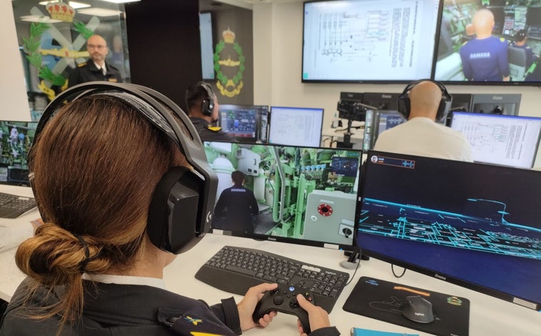 Imagen principal - Alumna sargento maneja un avatar por el interior del submarino, esclusa de salvamento y marino con las gafas 3D en el simulador