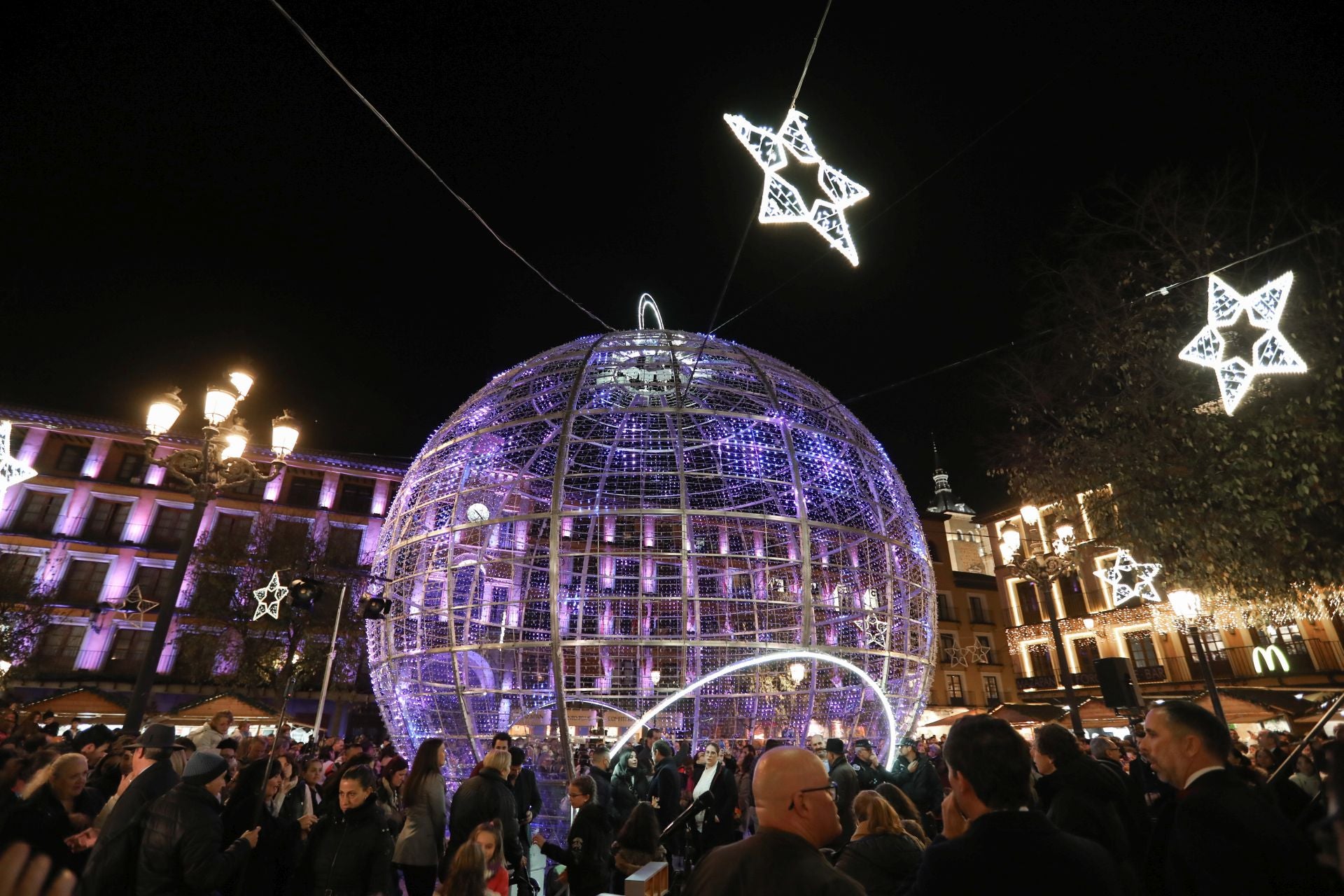 Las imágenes del multitudinario encendido navideño en Toledo