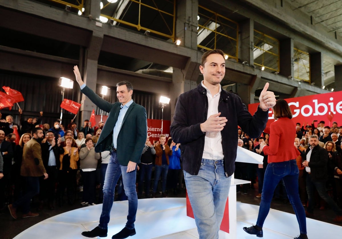 Pedro Sánchez y Juan Lobato, en un acto electoral en 2023