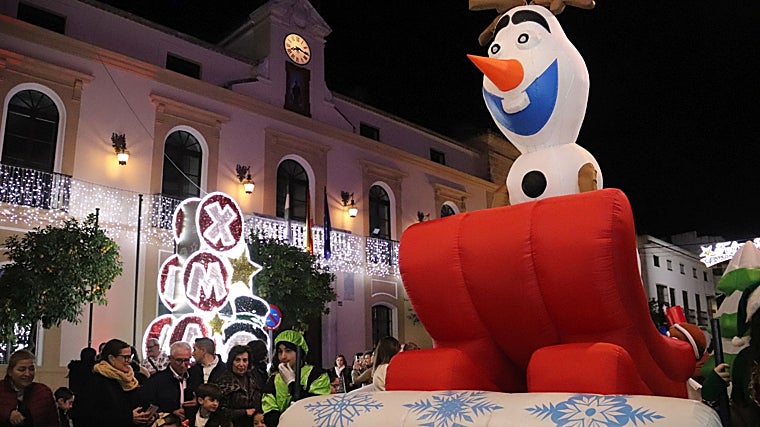 Pasacalles con una de las figuras de 'Frozen' en la inauguración de las luces navideñas en Montilla