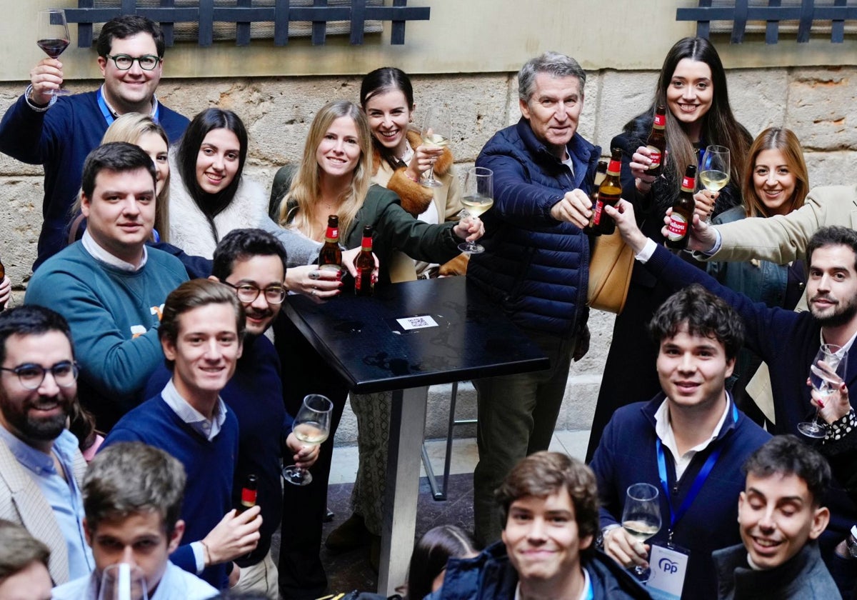 Feijoó toma el aperitivo con jóvenes concejales en Valladolid.