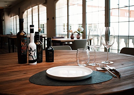 Imagen secundaria 1 - Arriba: Rubén Sánchez-Camacho, con algunos de los miembros de su equipo/Abajo a la izquierda: una de las mesas del restaurante preparada/Abajo a la derecha: uno de los platos que componen los menús de 'Epílogo'. 