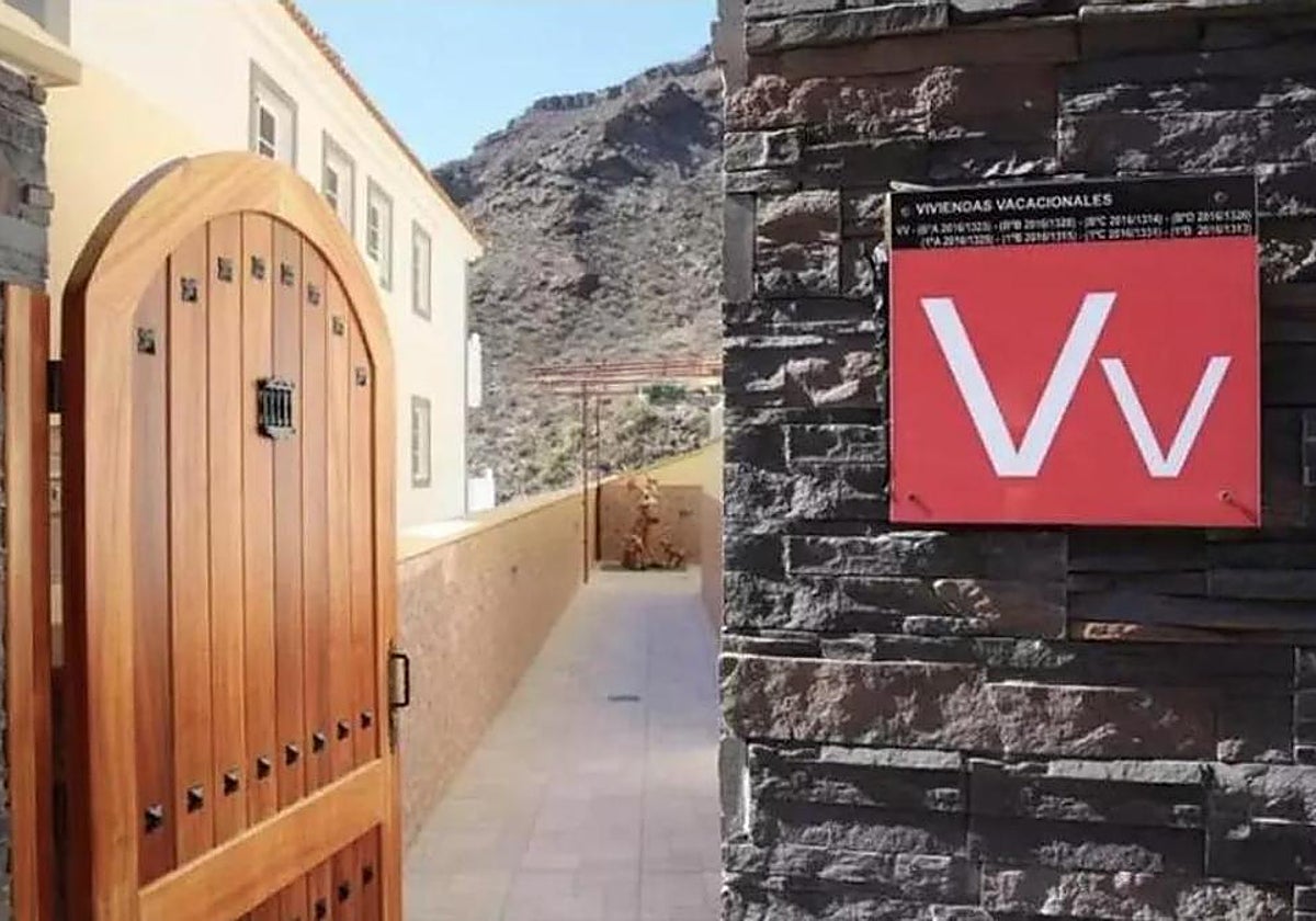 Cartel de vivienda vacacional en foto de archivo