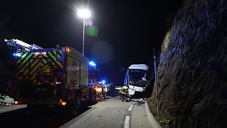 Los servicios de emergencias en el lugar del accidente