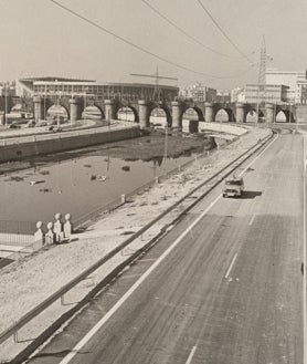 Imagen secundaria 2 - Arriba, peatones cruzando por Virgen del Puerto. Abajo, izquierda, vecinos del Abroñigal viendo los planos del proyecto. Dcha, la M-30 a su paso por el Vicente Calderón