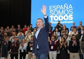 Feijóo pide a Sánchez que «aguante» para que se vaya «sin un mínimo honor»