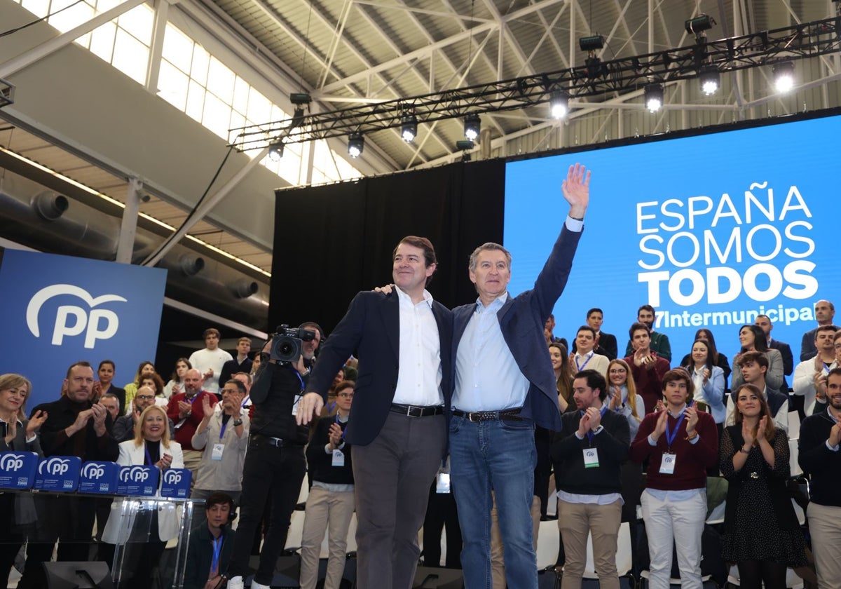 El presidente autonómico del PP y el líder del partido, Alfonso Fernández Mañueco y Alberto Núñez Feijóo.