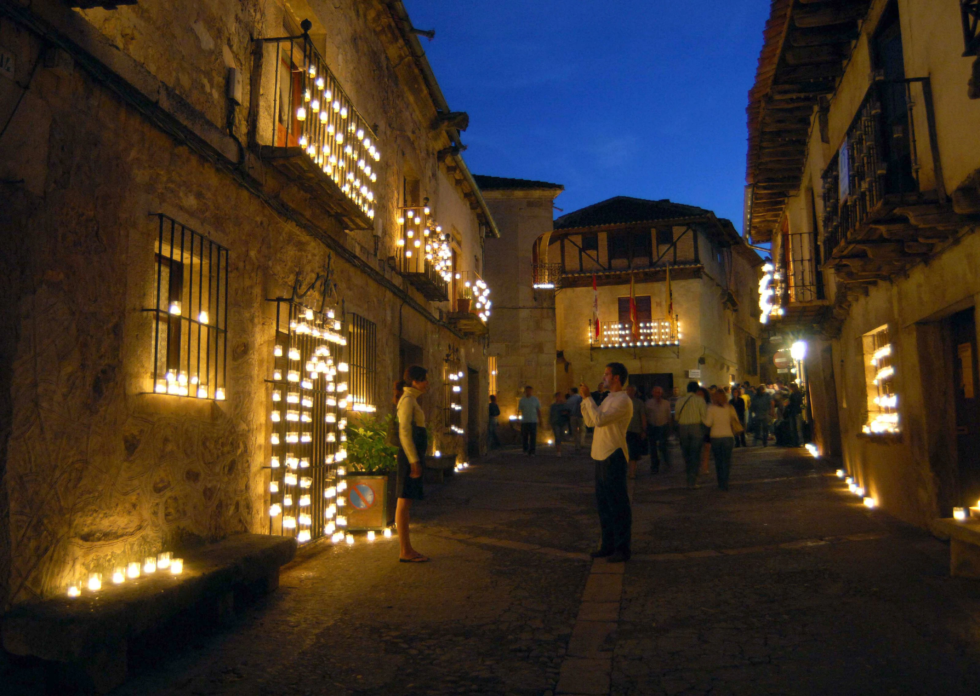 Una calle de Pedraza engalanada con velas