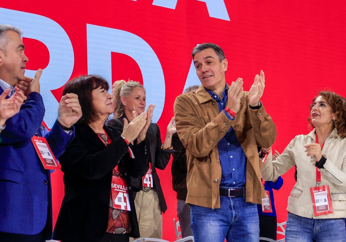 Pedro Sánchez, este sábado junto a Santos Cerdán y María Jesús Montero, entre otros cargos del PSOE en el Congreso celebrado en Sevilla