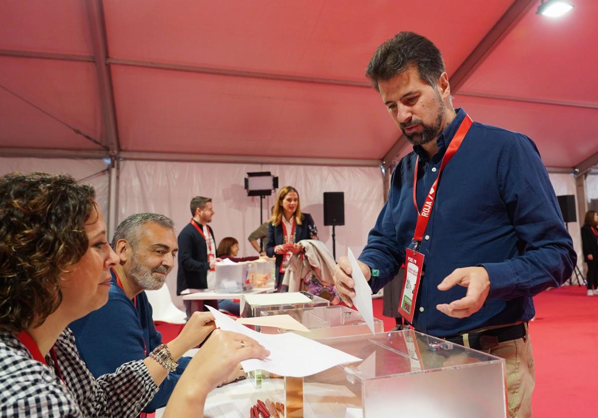 El secretario regional socialista Luis Tudanca vota en el 41 Congreso Federal del PSOE.