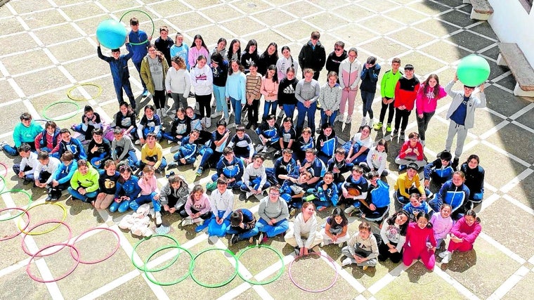 Alumnos en el patio de recreo del Colegio de las Madres Escolapias en Cabra