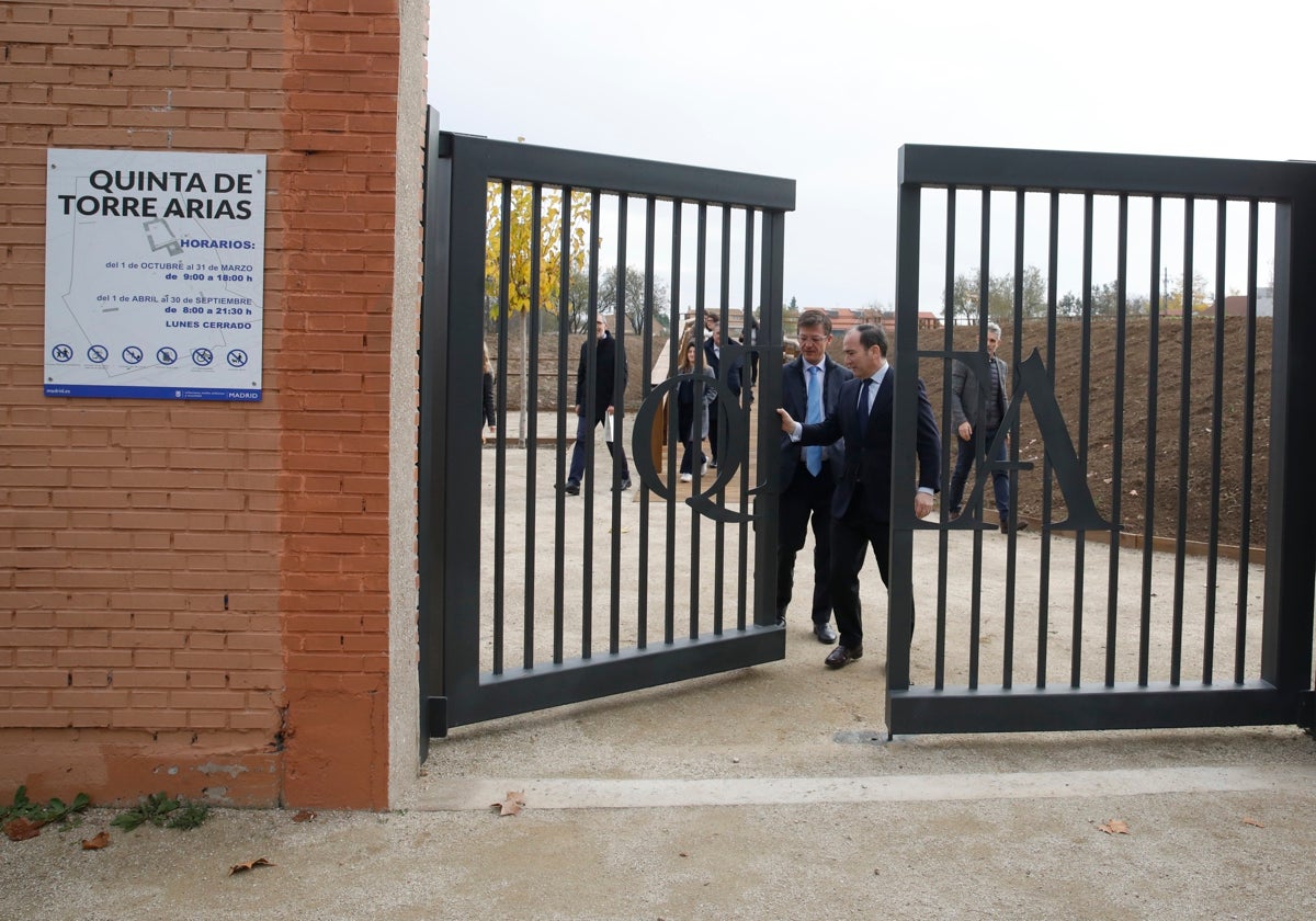 Autoridades en la apertura de la puerta Entrequintas