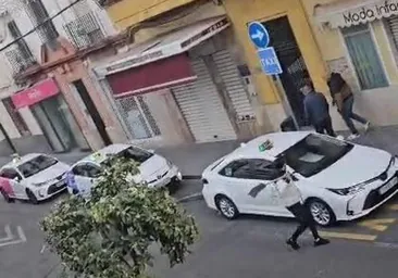 La agresión de un hombre a otro con una pala en plena calle en Córdoba