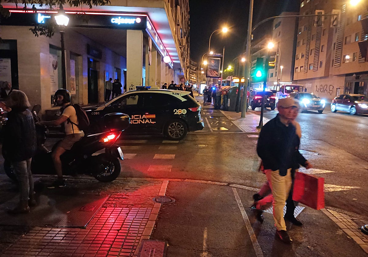 El bus de Aucorsa detenido y varios vehículos de Policía Nacional