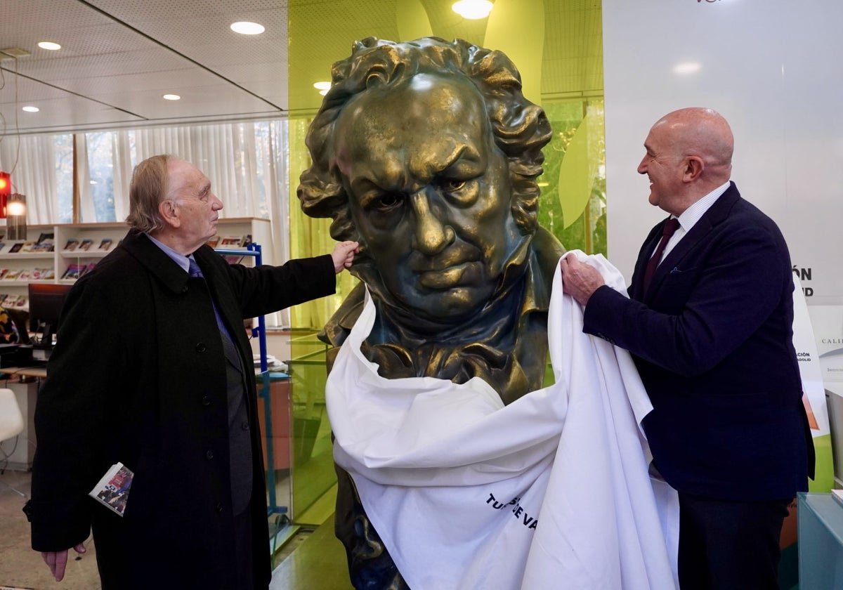 El alcalde de Valladolid, Jesús Julio Carnero, y el presidente de la Academia de Cine, Fernando Méndez-Leite, descubren el nuevo 'cabezón'.