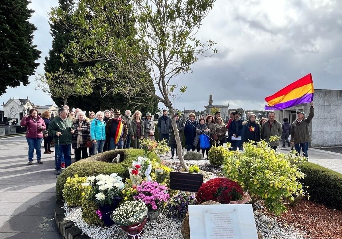 Familiares de personas lucenses represaliadas por el franquismo  en el cementerio municipal de Lugo donde se instaló el monumento