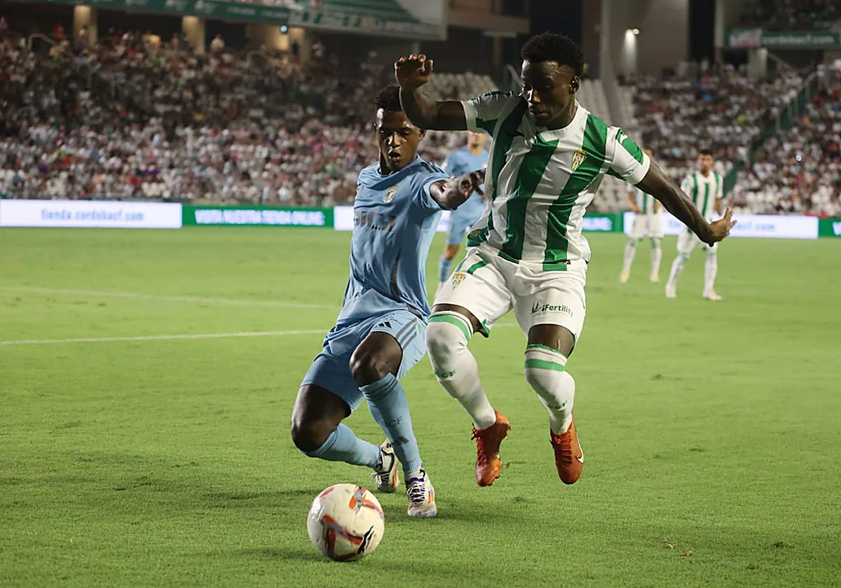 Adilson disputa el balón con un rival en El Arcángel