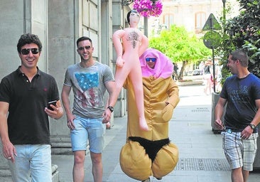 León pondrá coto a las despedidas de soltero: prohibirá ir en ropa interior por la calle y los complementos sexuales