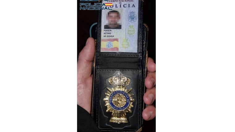 La placa y el carné falsos de policia nacional