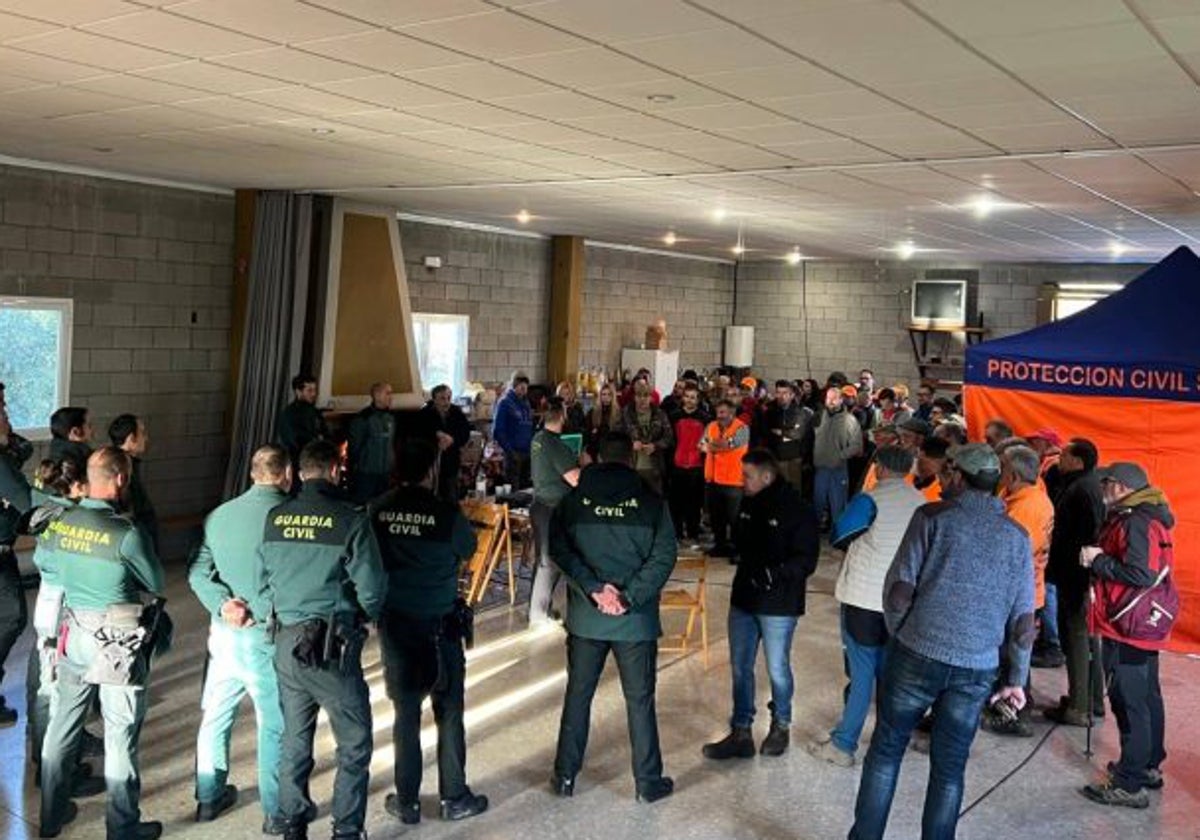 Reunión de voluntarios y agentes en Morillo de Monclús antes de las batidas de estos últimos días