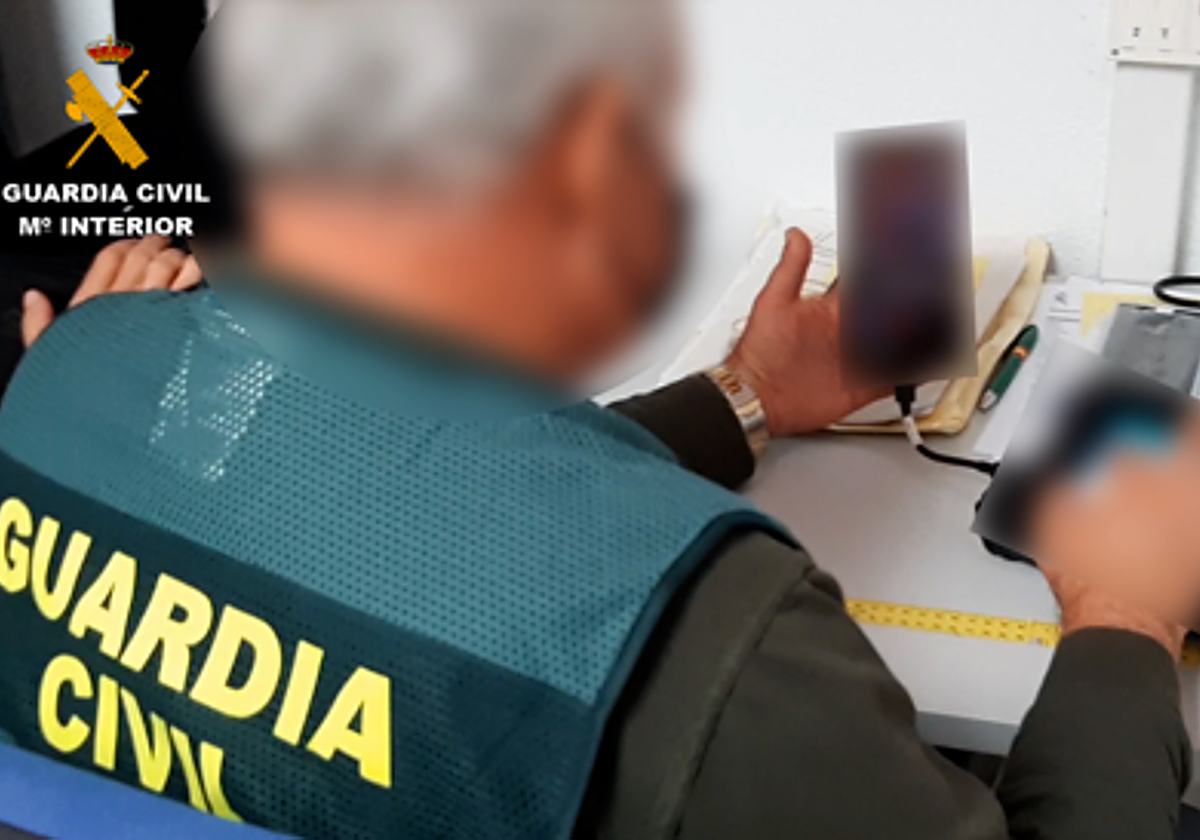 Intervención de dispositivos informáticos en foto de archivo