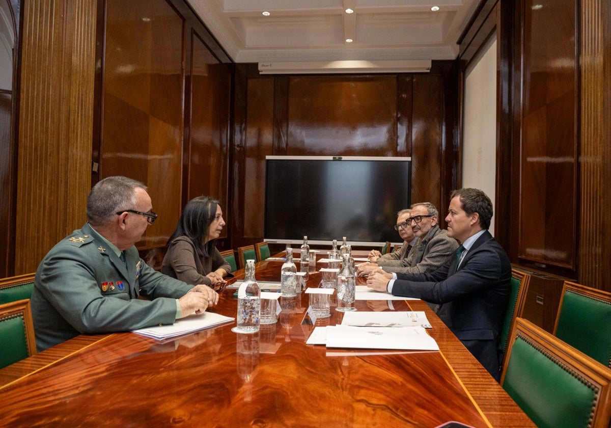 Un momento de la reunión en la Dirección General de la Guardia Civil