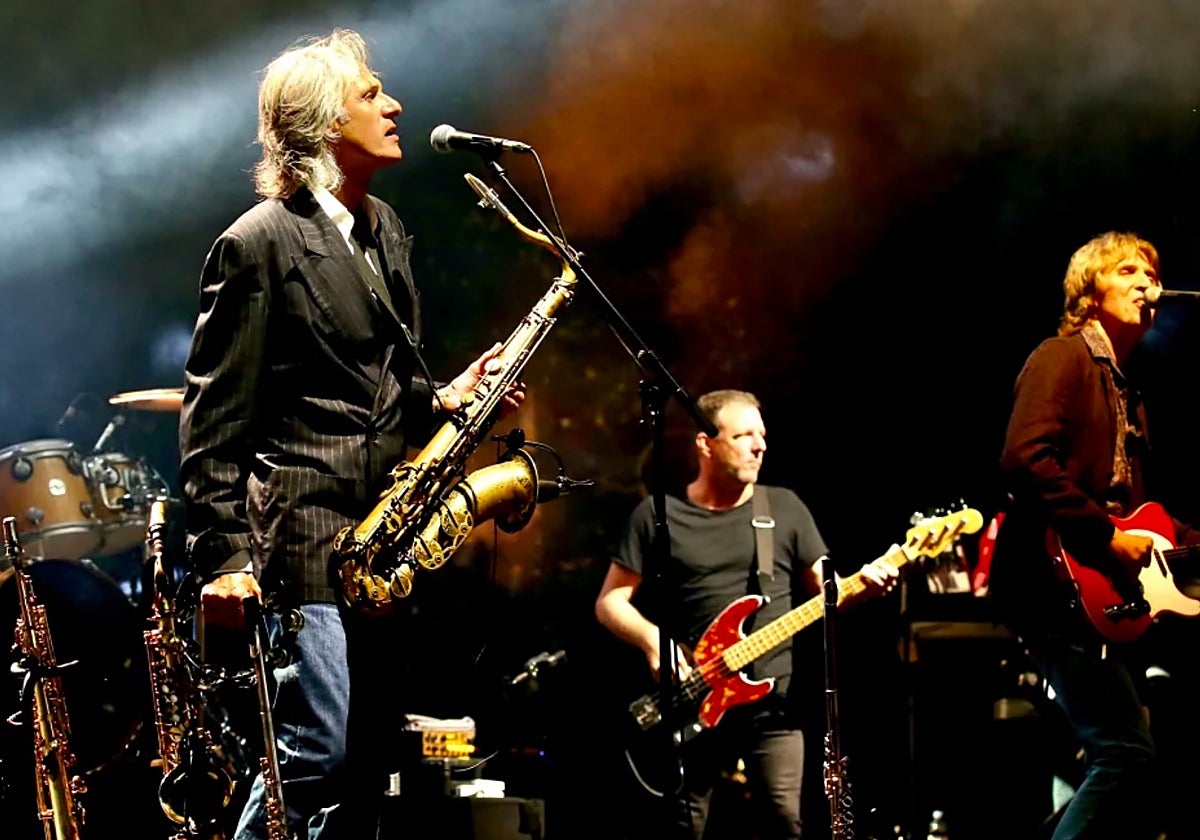 Chris White (izquierda), en un concierto de The Dire Staits Experience