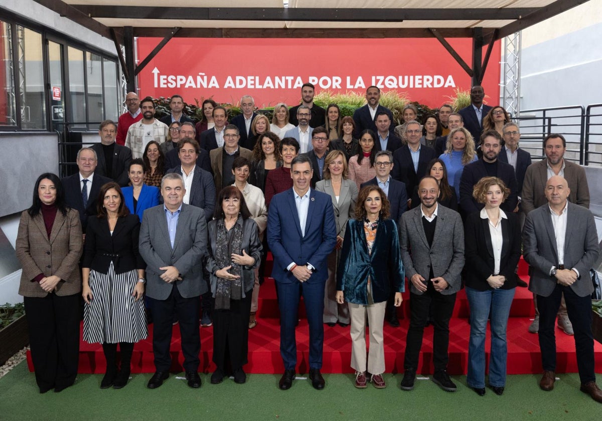 El secretario general del PSOE y presidente del Gobierno, Pedro Sánchez, posa en la foto de familia con la nueva Ejecutiva del PSOE