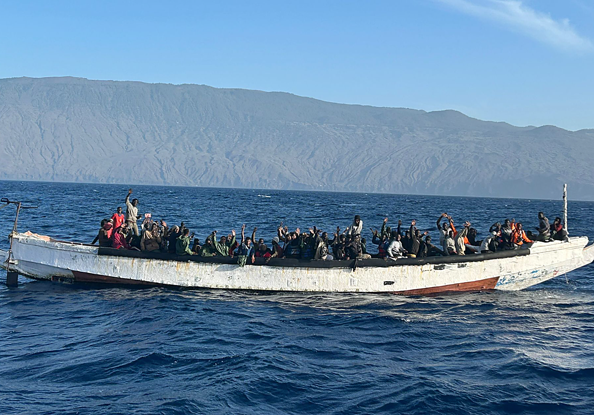 El cayuco en el que viajaban 121 personas ha sido localizado a unas 5 millas de El Hierro