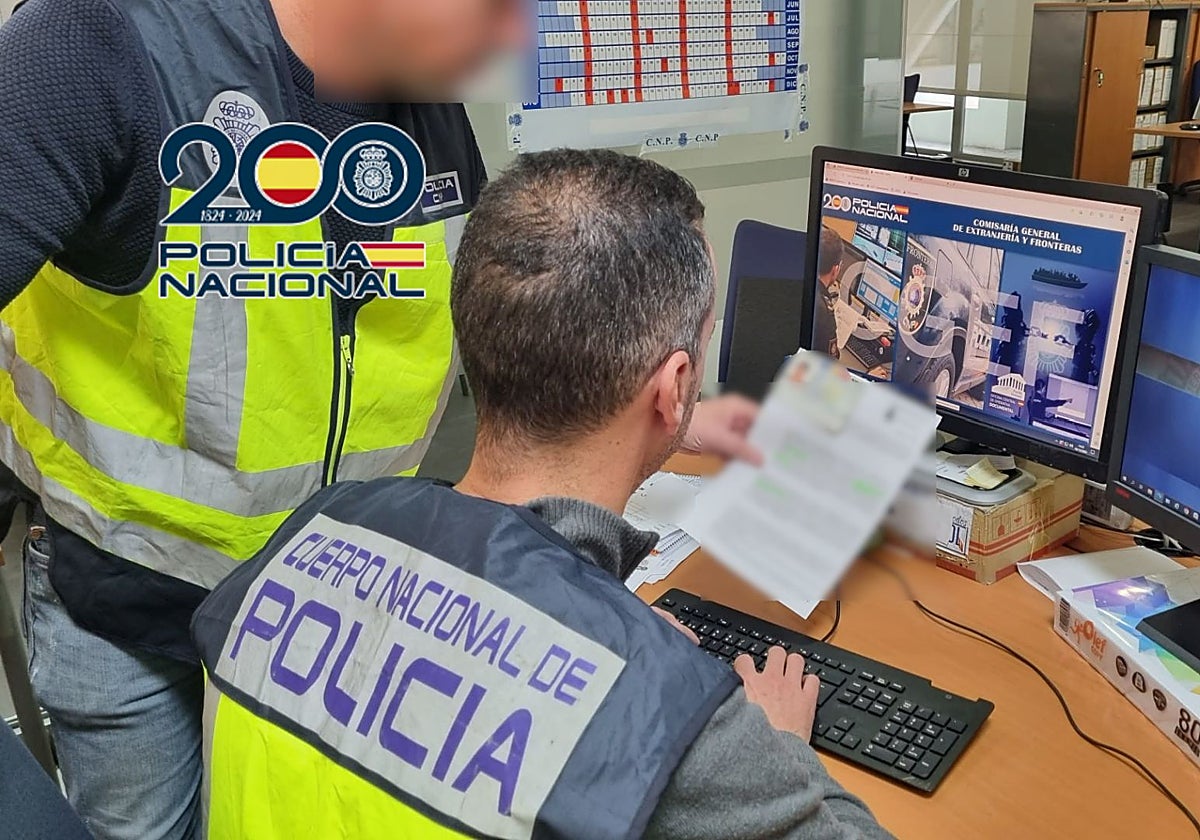 Imagen de dos investigadores de la Policía Nacional