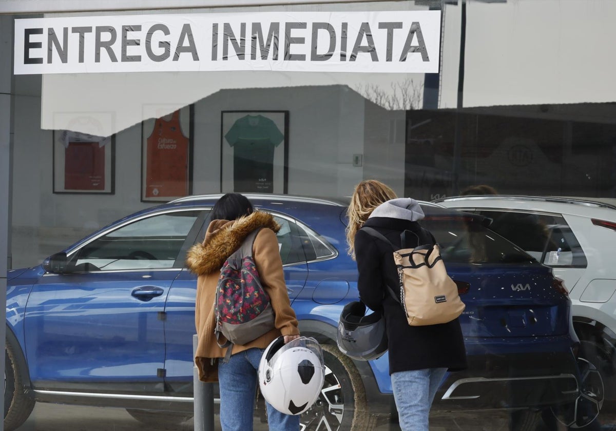 Vista de un concesionario de Sedaví cuyos coches no han sido afectados por las riadas